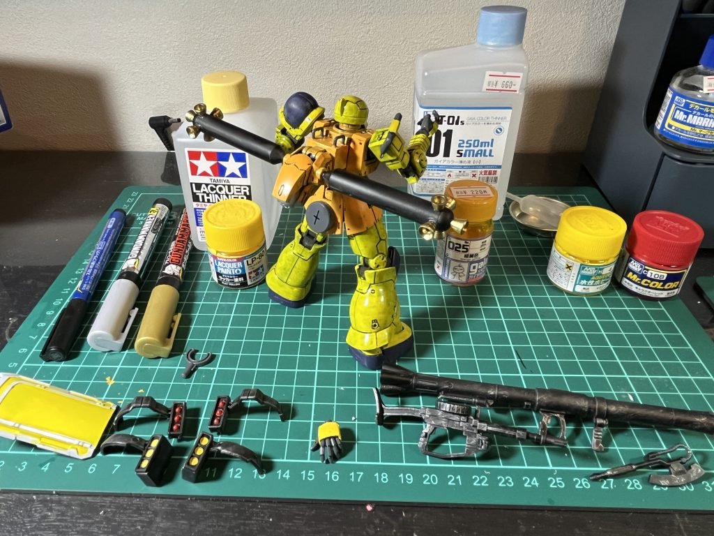 塗装、墨入れ、小改造筆、黄色塗り比べ。Mr.hobbyサフにラッカー塗料は解けてシワシワになりました。サフと塗料の組み合わせに注意が必要です。サフ無しだと下地が透けて重ね塗りたくさん必要です。サフ無しの手足は3回塗り重ねています。サフにMr.hobby水性塗料が1番綺麗に仕上がりました。ボディのガイアカラーのマットな質感も好きですね。