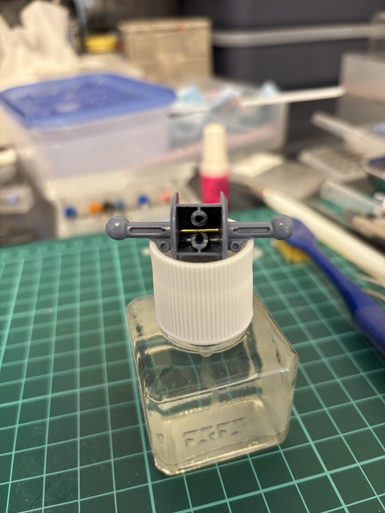 製作工程です。明らか脆そうな関節を真鍮線で補強。パテで穴埋めもしました。