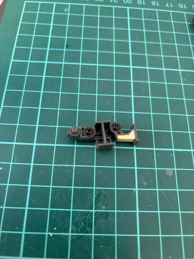 見るからに強度足りてない膝関節は真鍮線通してパテ盛り。しかし、この関節はネジ使ってるのにゆるゆるで自立が難儀でした。