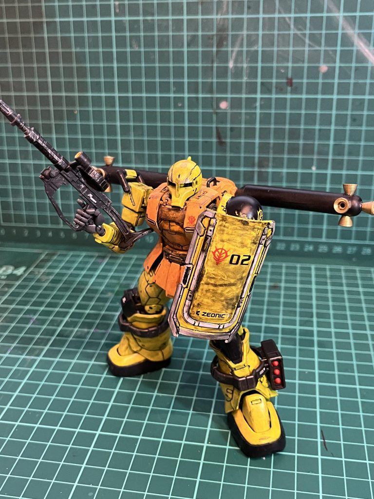 デカール、ウェザリング、艶消し成形色に塗る時はそんなことないのですがシールドでリアルタッチマーカーうまく拭き取れなくて思い通りにいかなかったです。消しぺんは下地溶かすだろうか?サフからやり直しは厳しいですよね。既にシールドのデカール間違えて上下逆に貼ってしまい。剥がすときに下地まで取れてしまい塗り直しと貼り直ししています。水性塗料は溶けるので水転写式デカールを使う時はよく乾かしてから素早く作業!なのですが、塗装の知識も実行する技術も無いことが露呈しました。そもそもいろんな塗料使わない方が組み合わせ気にしないで済むから楽だと思いますか今回は素人なので試験的にやってみました。