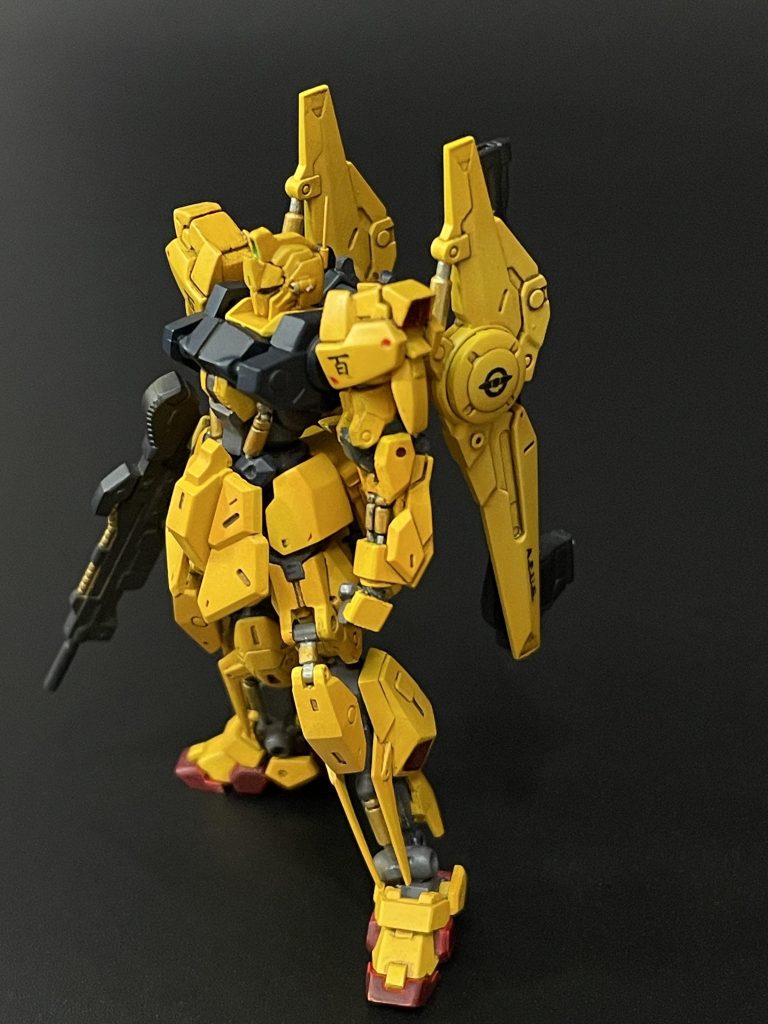 自作デカールに時間かかりました肩は失敗して再塗装です…と、赤塗装も残念です😅アクリジョンのマルーンを使いましたが、この色の筆塗りは失敗しました。クリアーカラーかと思うほどスケスケで想定以上にムラムラに😂