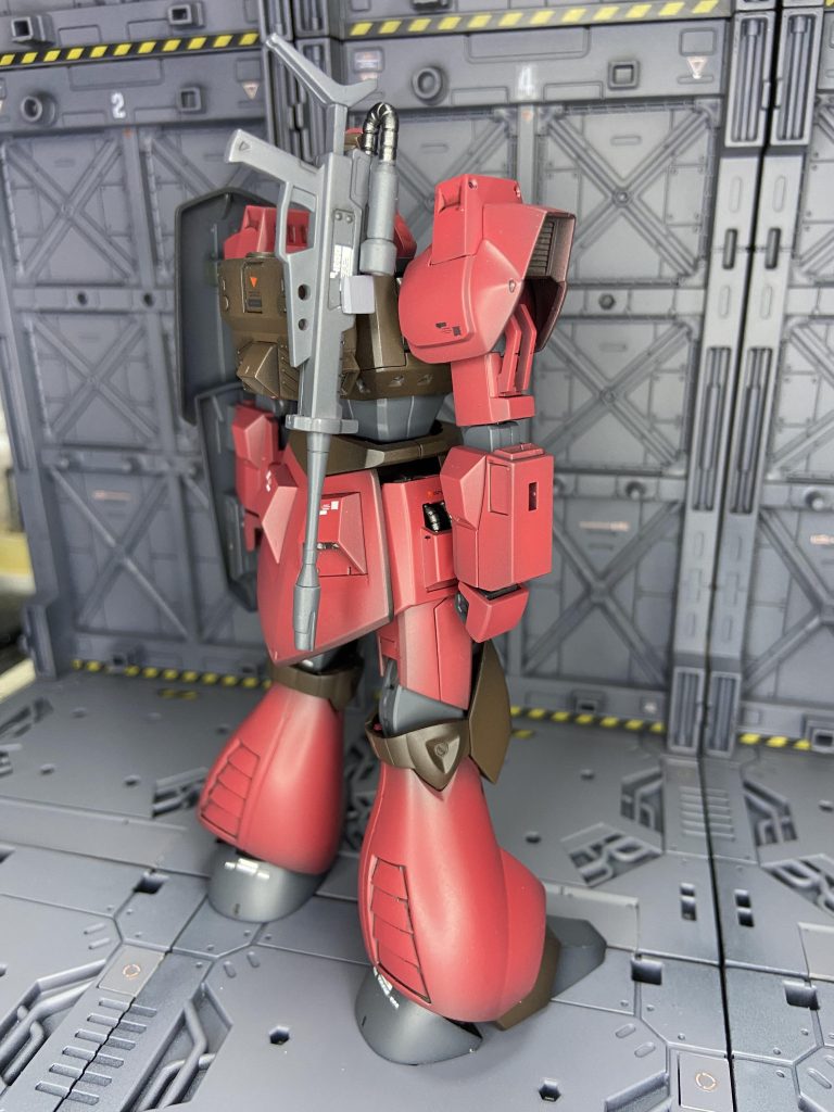 特に何もしてませんがビームライフルのストックを伸縮可能にして、バックパックにマウント出来るようにしてます。