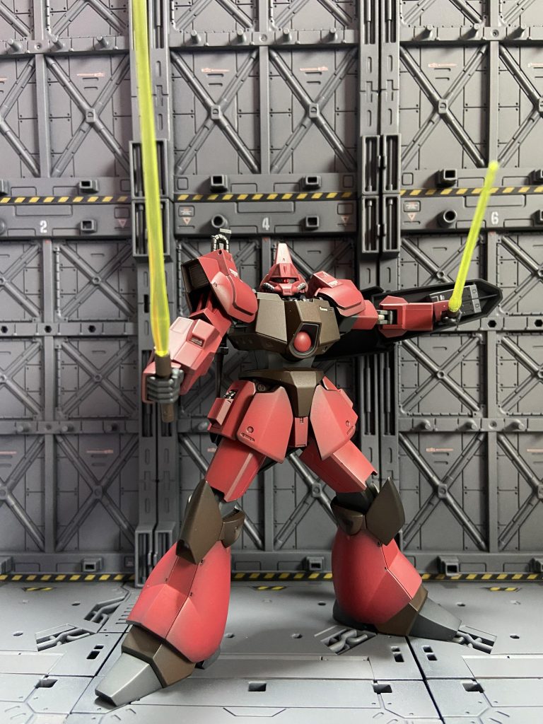 ビームサーベル持ってる時はライフルをバックパックにマウント、でもライフルのストックが長いままだと見栄えが悪いので伸縮可能に。