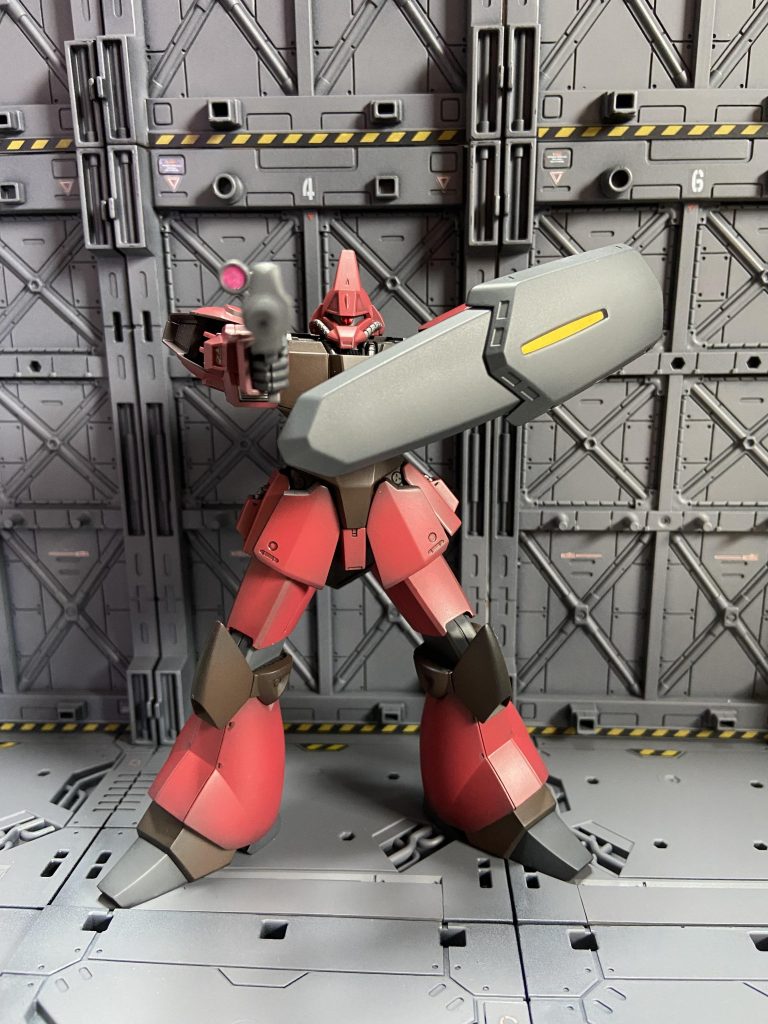 シールドは灰色で中央の黄色、ライフルのセンサー？のピンクはシールで。