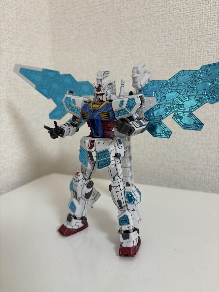 付属のシールはそのまま貼り付けると寂しい感じだったので、パーツのスジに沿って爪楊枝でなぞり凹凸をつけました。少しは見栄えが良くなったかも。