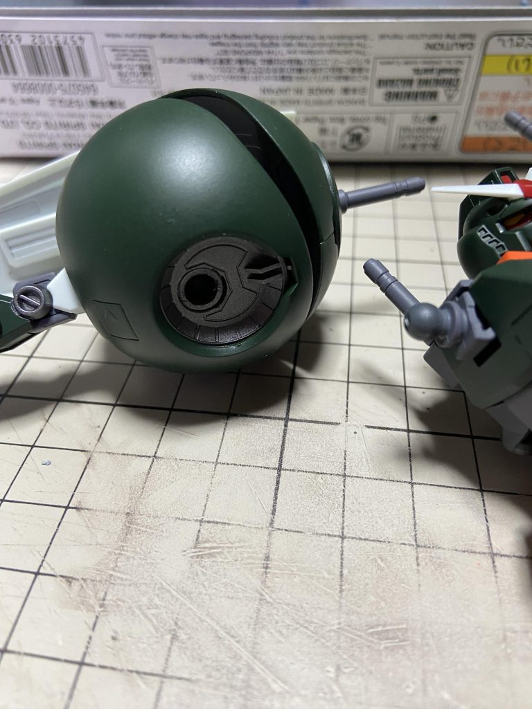 EGガンダムの肩はボールジョイントなのでハロの足側にポリキャップを仕込んで接続。