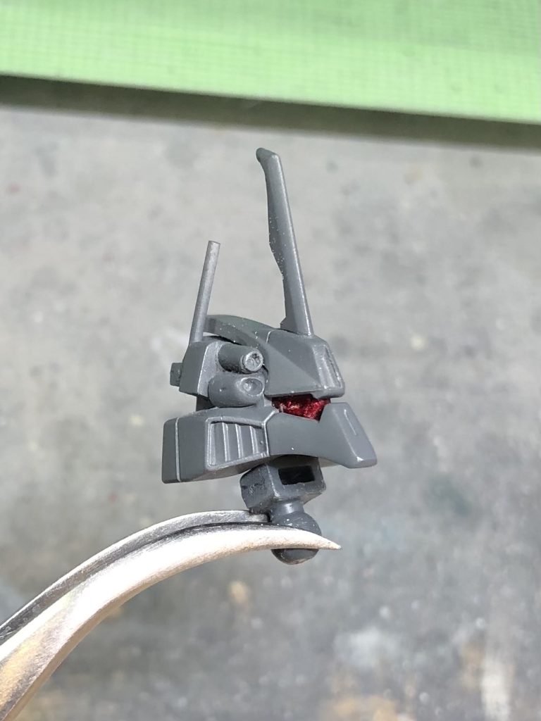 頭部知り合いのくれたアイデアで頭部バルカンを4問に増設しました。あとはよく分からんアンテナとバイザー化したぐらいですね😓(記憶が正しければ口?も細くした気がする)