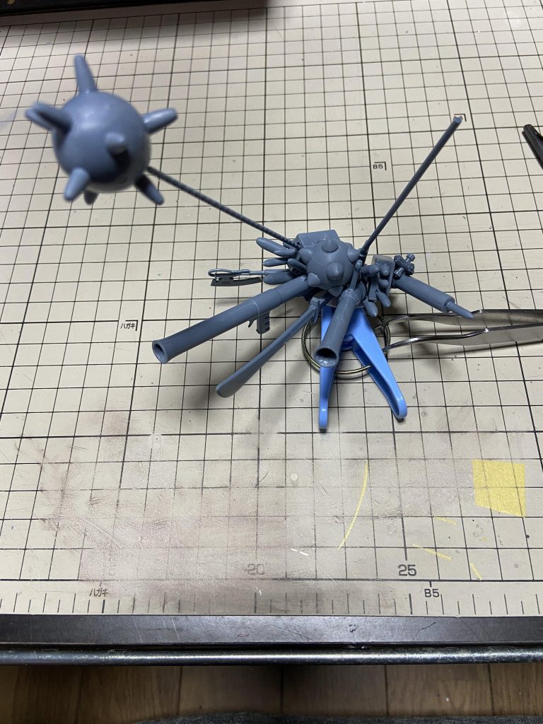 肩ハロの口から飛び出す武器は旧キットの武器セットを2セット使いました。