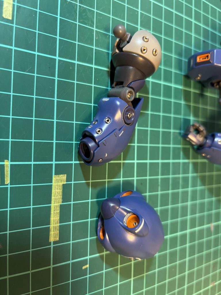 建造途中。肩アーマーの合わせ目消しが難しくて、よく見るとスジが見えちゃいます。。。