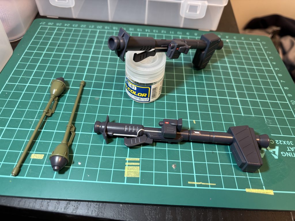 武器類。バズーカのカメラには100均の色付きレジンを使いました。