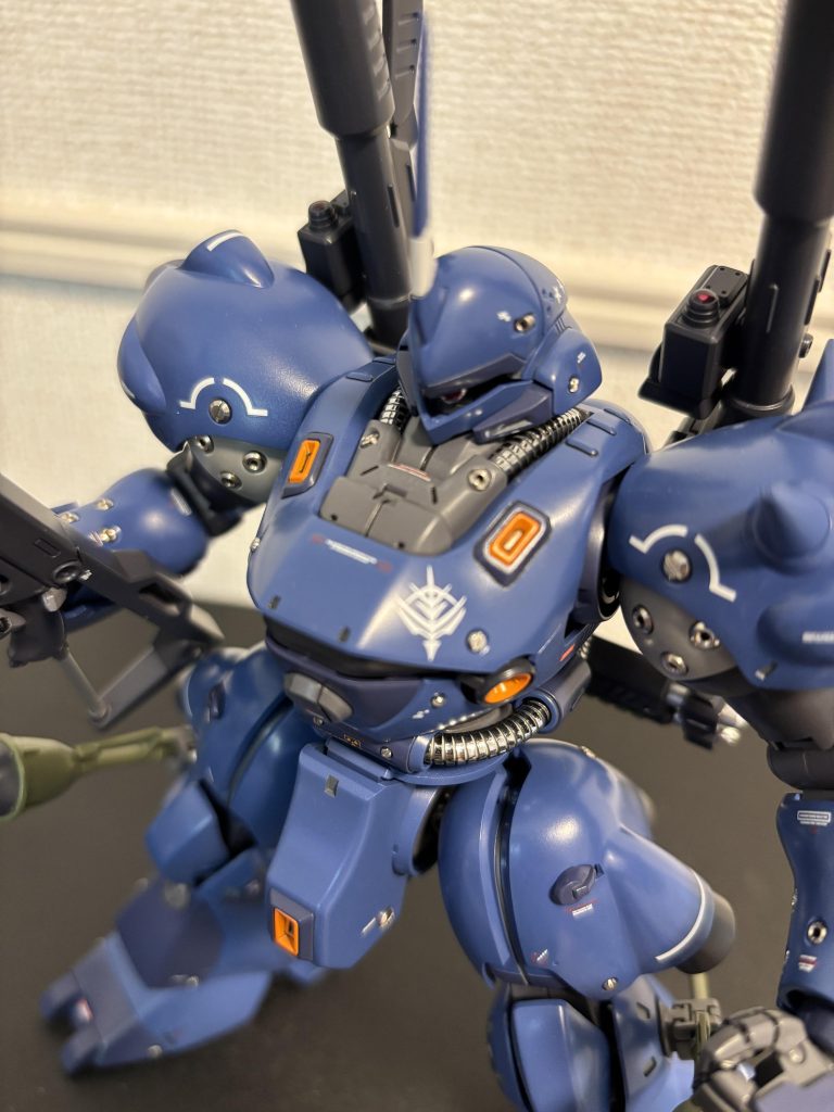 動力パイプは断線したスマホの充電ケーブルを再利用しています。ケーブルの径がシンデレラフィットしたので切って付けただけです。