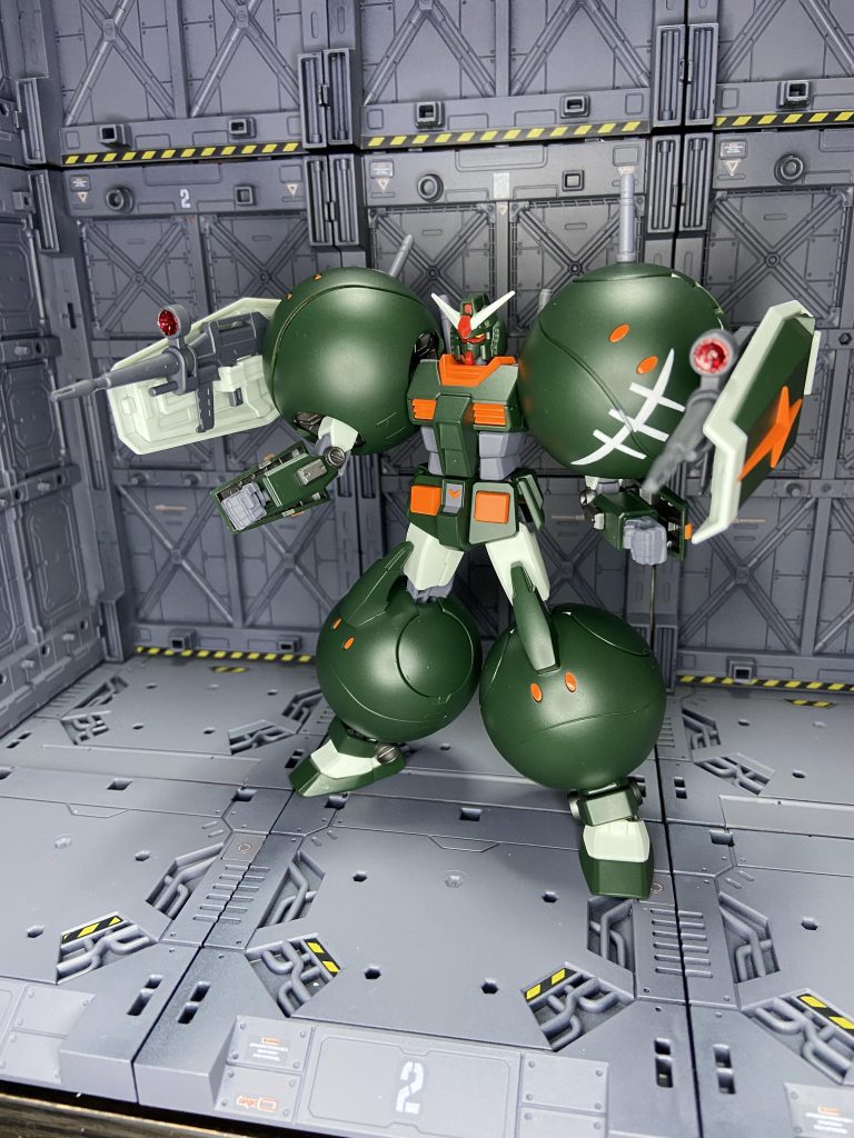 肩のハロ(口の開くやつ)の耳?には初めから穴が開いてので無加工でシールドやビームサーベルが取り付けできます。シールド持ち手を取り付ける為の四角い穴をプラ板で狭めてビームライフルをマウント出来るように。