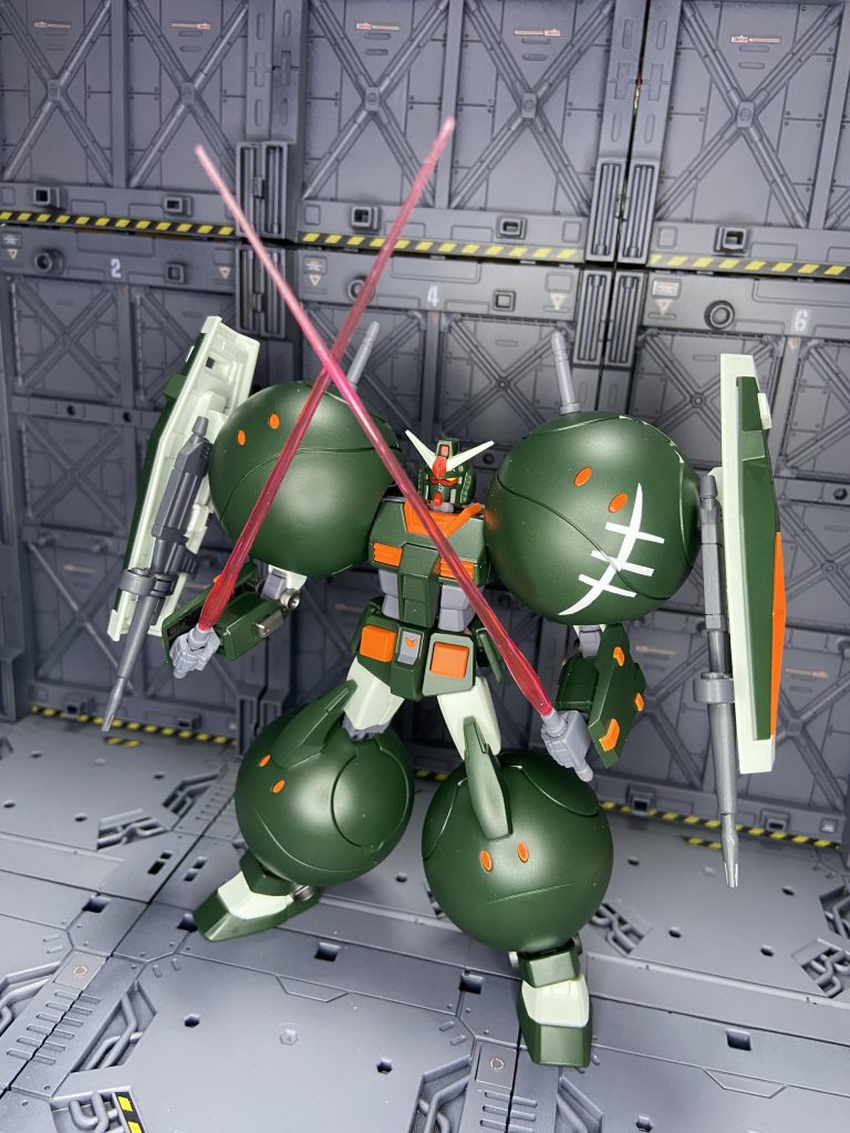 ガンダムのバックパックはそのままなのでビームサーベルは合計4本装備。