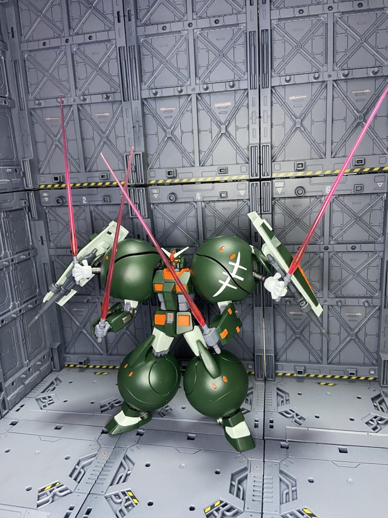 ハロの腕を出すとビームサーベル4刀流にも。