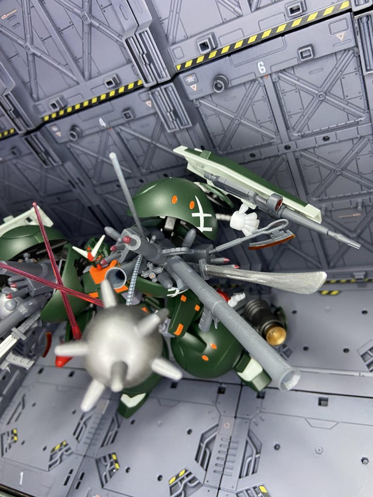 なかなかアングルが難しい。武器はザクバズーカやヒートホークなどジオンの武器も盛ってます。