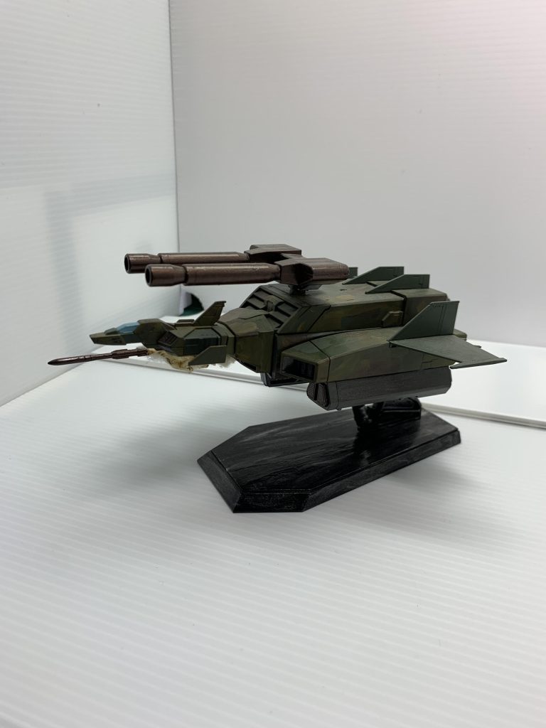 下部にミサイルランチャーを装着。