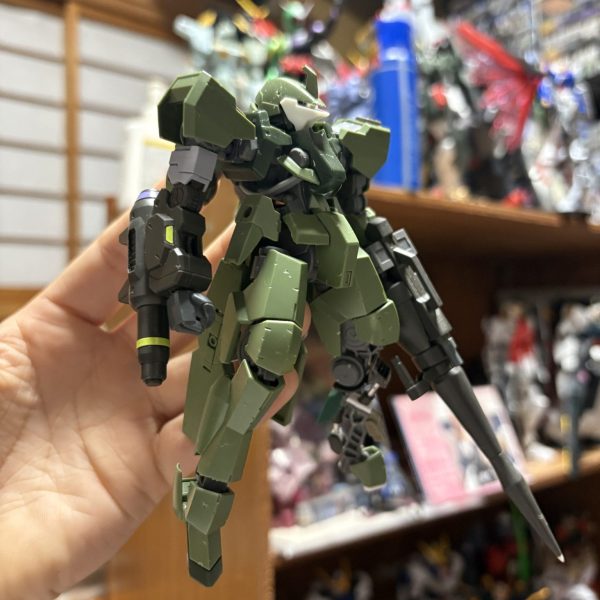 私ねアシンメトリーの機体めっちゃ好きなんだけど作品例がすごい少ないんだよな。片足だけフレーム丸出しとかさ、装甲剥がれてたりね。だから私がね、火付け役になってやろうかと思って