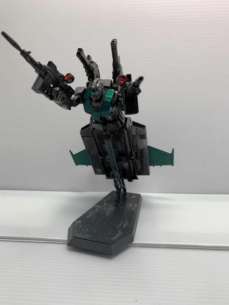 両肩にショルダーキャノンを装備し、両腕にビームライフルを持たせました。