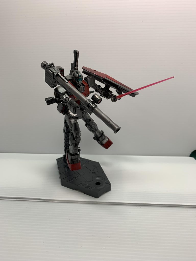 左肩にショルダーキャノン、右肩にミサイルポットを装備。ハイパーバズーカ、ビームサーベルを持たせ、腰にビームライフルを装備しました。