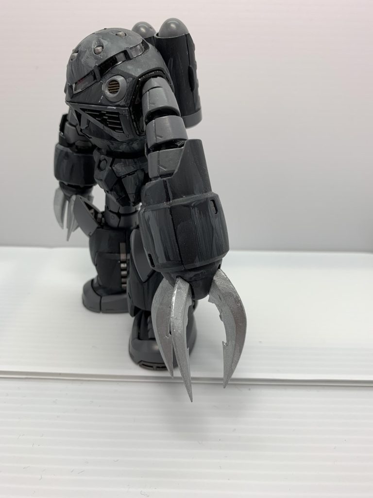 左腕はMGズゴックの腕を取り付け、大型化しました。