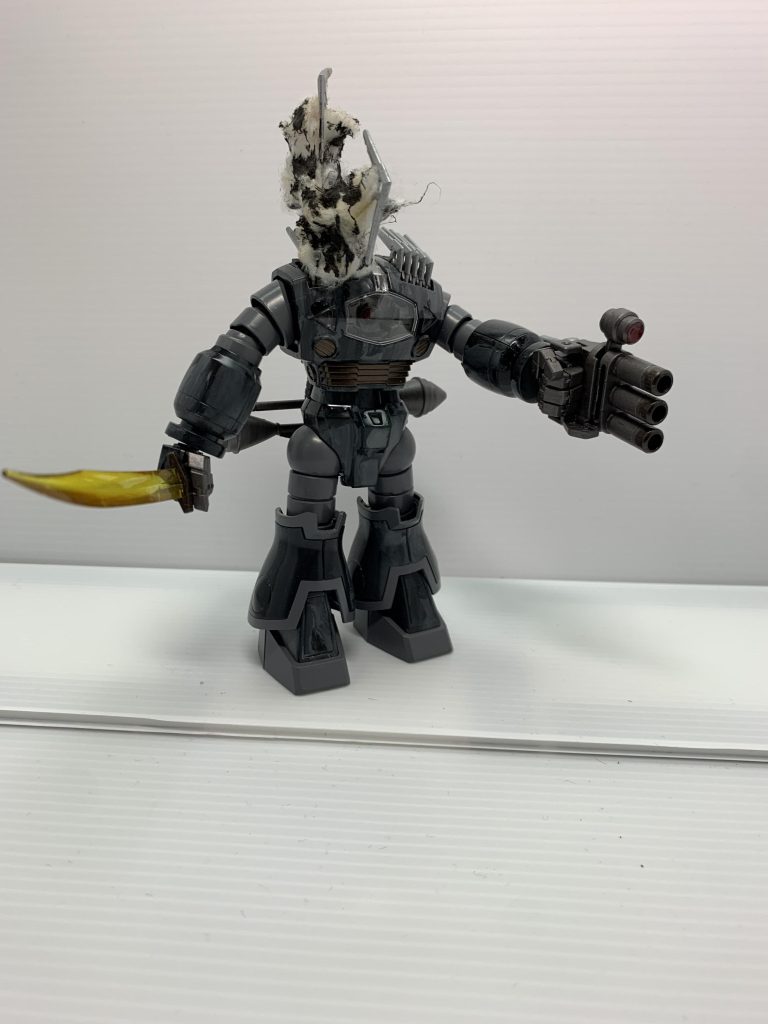 ブーメランカッターを発射させました。ヒートソードを持たせ、左腕には３連装ガトリング砲を装着させました。