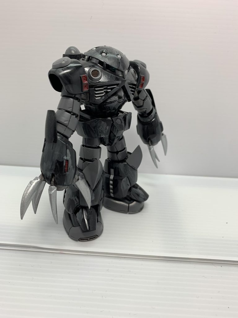 ショルダーアーマー、腕、腰カバー、足カバーをズゴックEの部品を使用。クローはズゴックのままです。