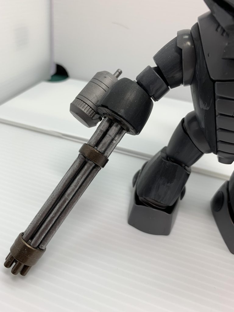 右腕にジャイアントガトリングを装着させました。