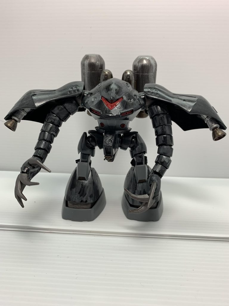 腕と足はゴッグの物を流用。股間にバルカン砲を装着。ショルダーアーマー内にバーニアを装着させました。