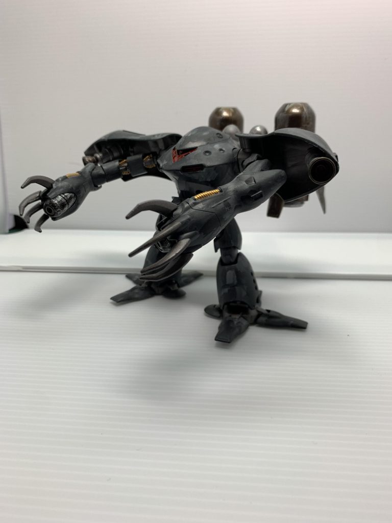 ショルダーアーマー内にバーニアを装着。クローはゴッグの物を使用。