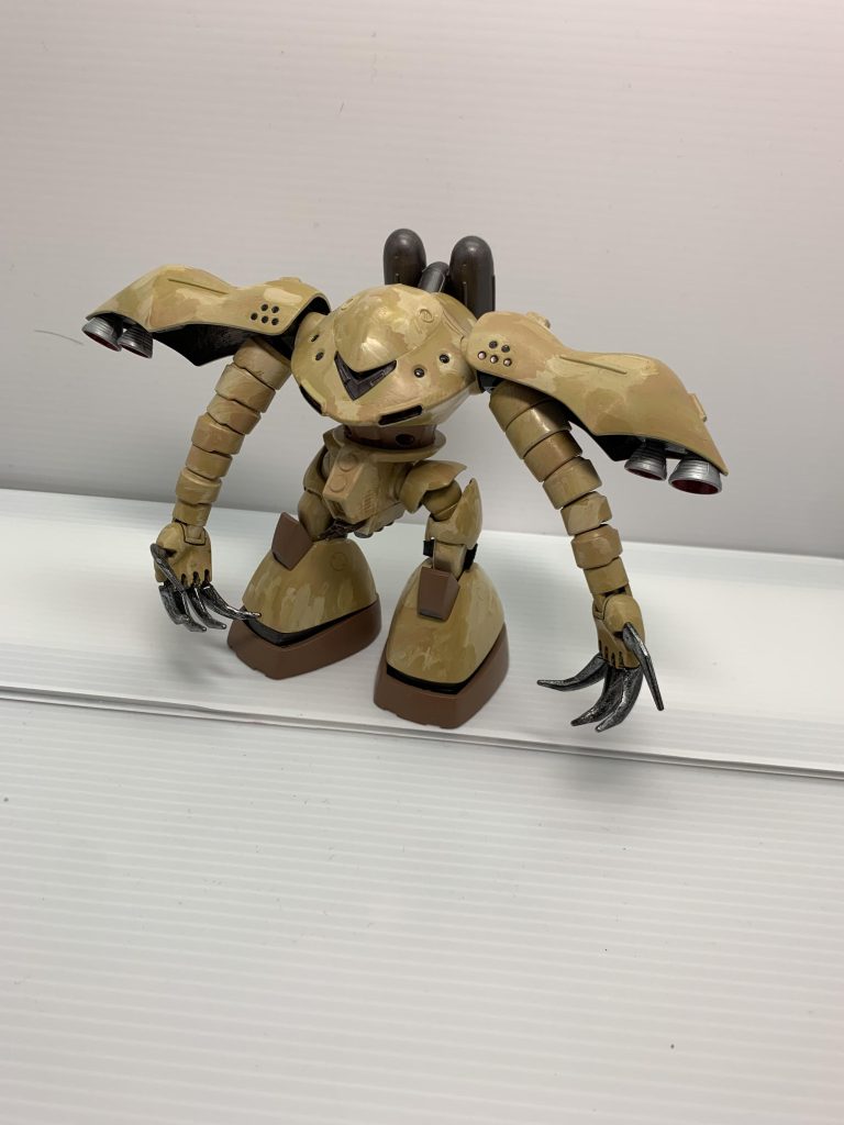 足と腕はHGゴッグの物を流用。股間にバルカン砲を装着。