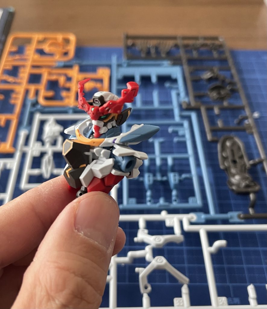 パーツは小さいけど組み立てはとてもスムーズ！気持ちよく組み上げます。部分的にマーカーペンで軽く色を塗ってみました🫟