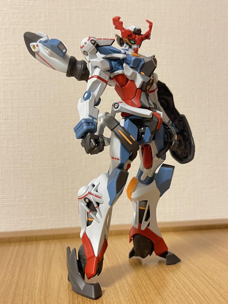 完成です。カッコいいですね。スミ入れとメラミンスポンジで軽くツヤ消しも施しました。組み立てが楽しくてもう一個作りたいくらいです(gundam-kao6)