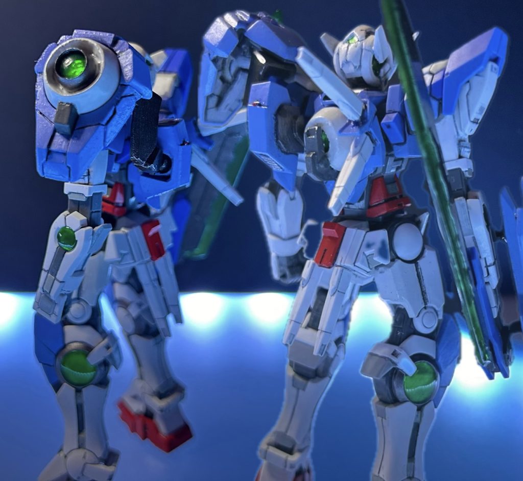 1番作ってみたかった部分のGNドライブです。試作型GNドライブを肩と背面に作りました。元々のGNドライブをベースにプラパイプとラピーテープとHアイズクリアを使って作りました。丸い物を作る難しさを学びました😰