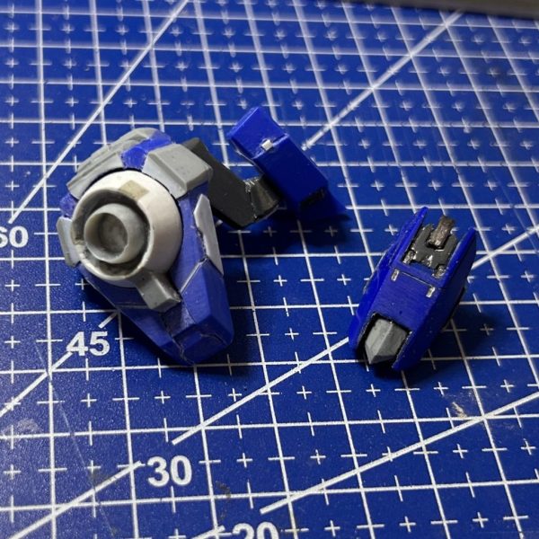 ダブルオークアンタ計画の最初期のテスト機をイメージしながら製作してます。失敗してはやり直しをしながらようやく一度形にできました。 （5枚目）