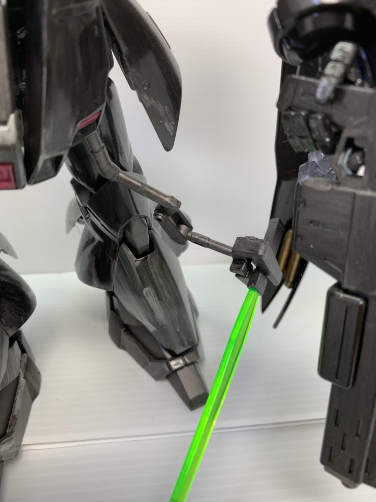 スカートに隠し腕を取り付け、ビームサーベルを持たせました。