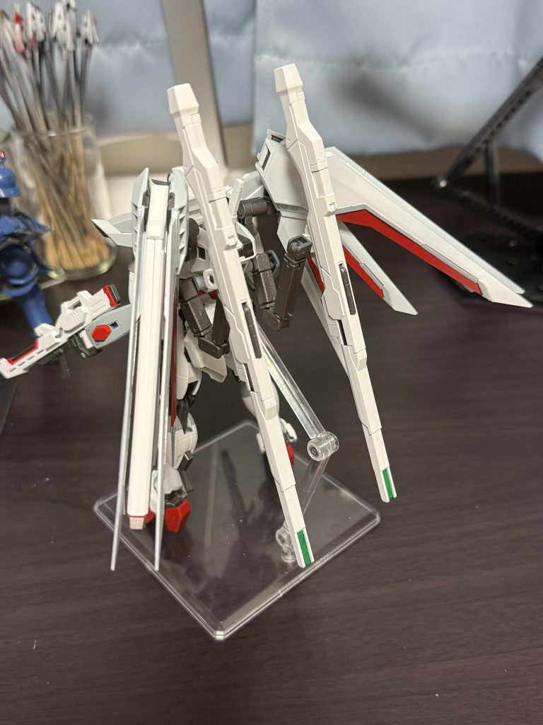 ディテールアップパーツのアームを使ってライフルを取付。ハイマットフルバースト時は腰の横から前に持ってきます。