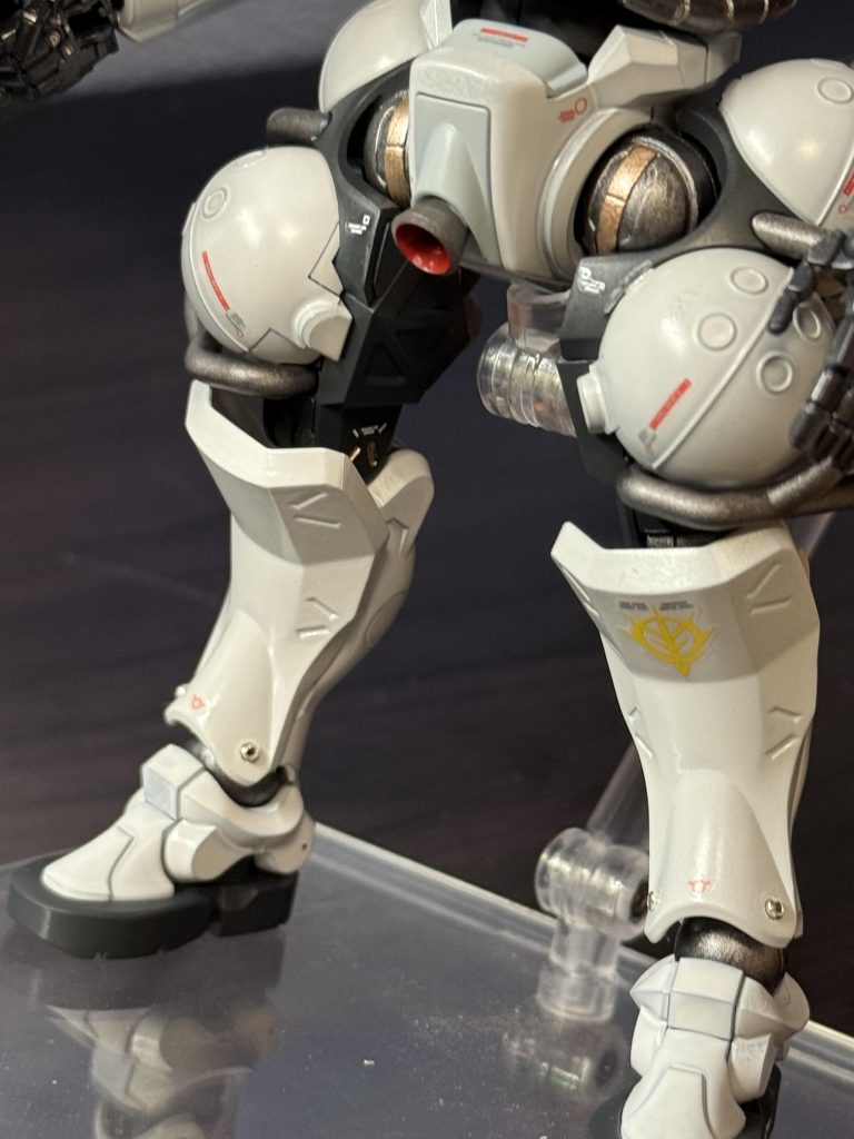 肩アーマーと脛アーマーにメタルパーツを仕込んでます。モノアイもメタルパーツのものに交換。