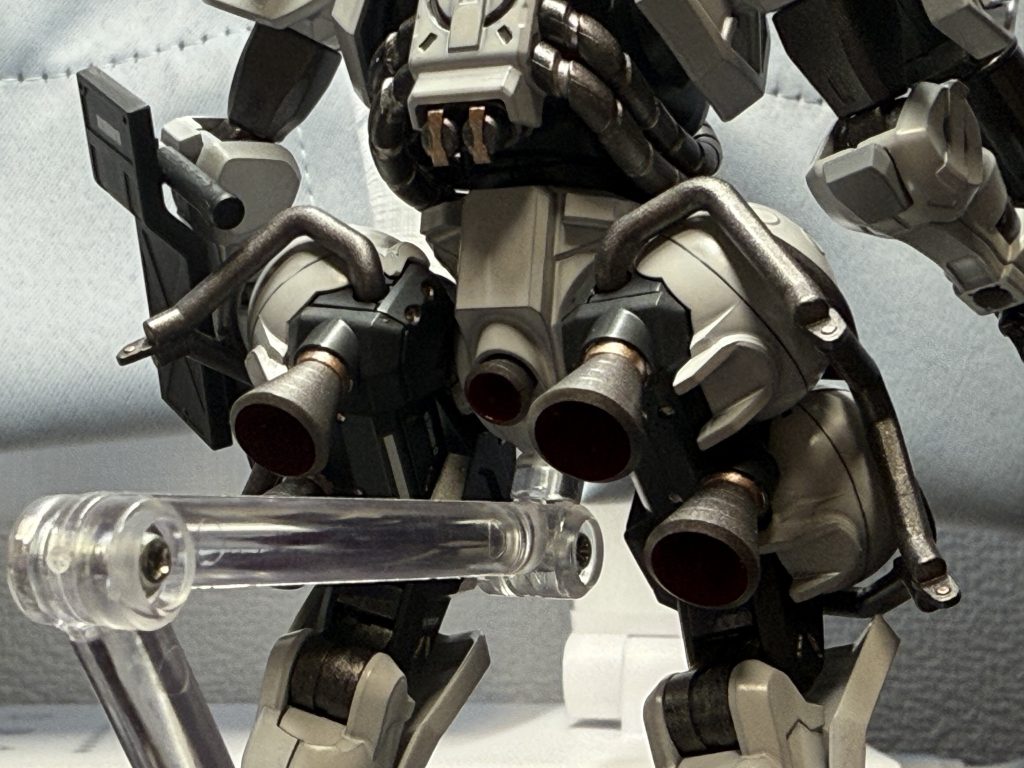 バーニアは全てディテールアップパーツに変えて、内側は赤く塗装