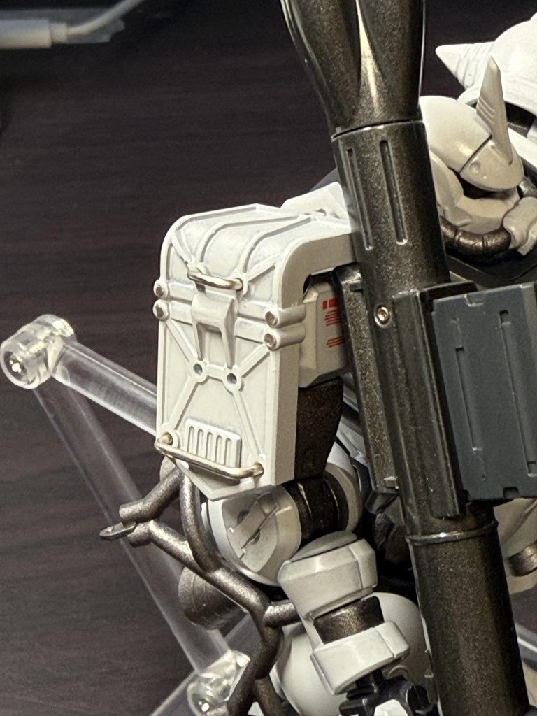 右肩のアーマーにもメタルパーツ