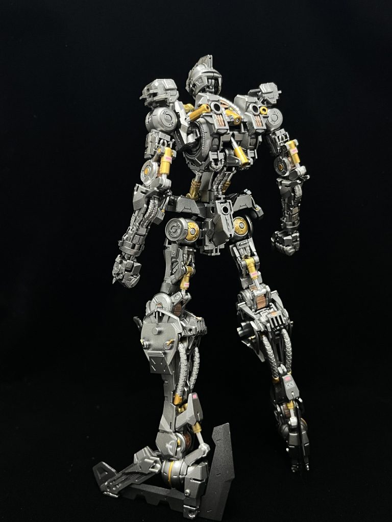 ガンダムフレームです。装甲をつけると見えなくなる部分は手を抜いていますが結構頑張って色分けしました。簡単に済ませたい方はシリンダーとパイプを塗るだけでも決まりそうです。