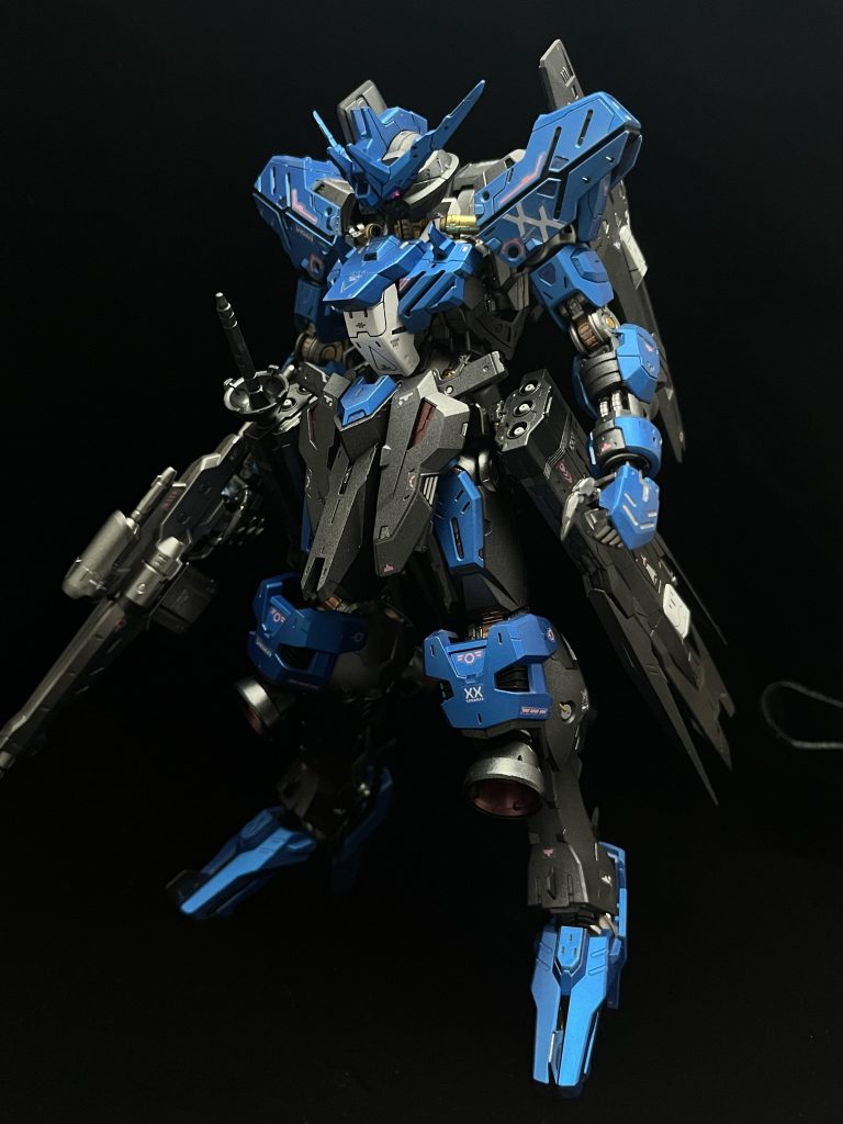 装甲をつけました。いやーかっこいいです!!マーキングシールがピンクなのはセンスの塊ですよね。全てメタリックで仕上げたかったので出来るだけ薄めの青になるようにメタリックですが下地はグレーサフ使っています。