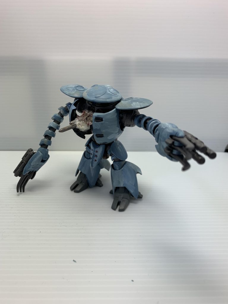 両腕を延長させ、ハンドガンを装着。