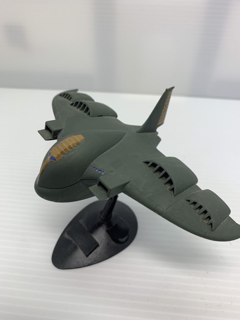 ジオン色にしました。