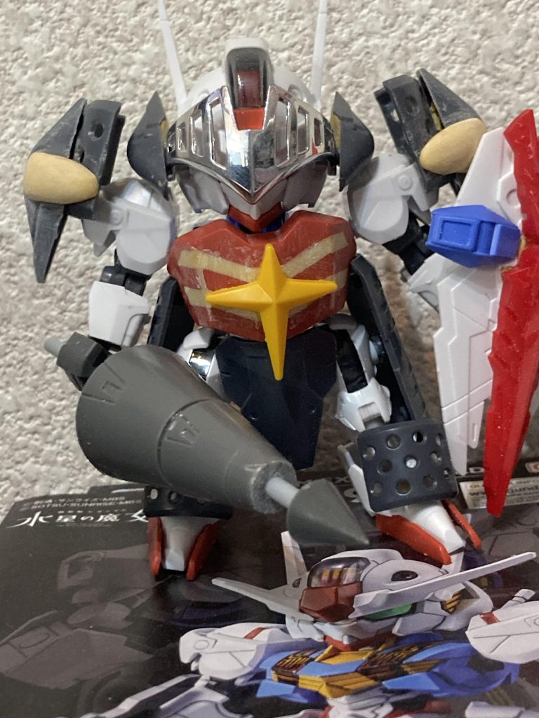 十字をコンセプトにしたので胸、盾、肩といろんな部分に十字をモチーフにしたパーツを装着