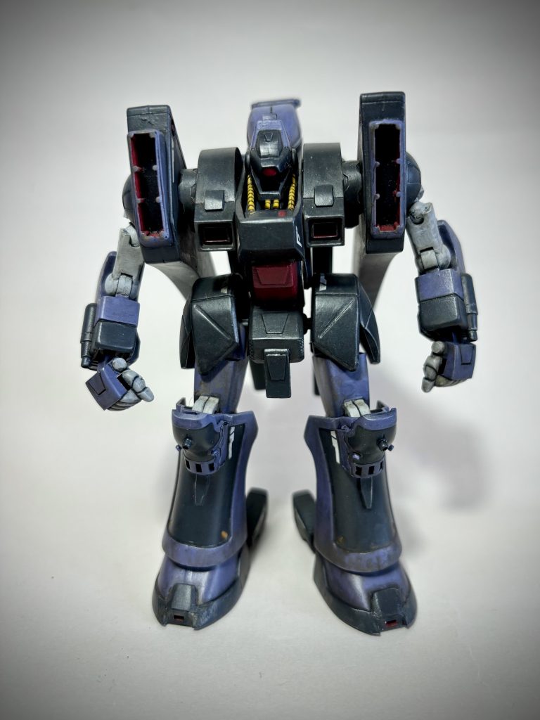ショルダースラスターとミサイルユニットが干渉するので、脇はジャンクパーツとプラ板、プラ棒でアレンジしています。腰部のサイドアーマーは、可変時に干渉するので、脚部にボールジョイントで接続することにしました。腿は、ㇵの字に立てるようにロール軸を仕込んでいます。膝は設定よりも小さく感じたので、ゼー・ズールのあまりのパーツをつかってごつい感じにアレンジしています。