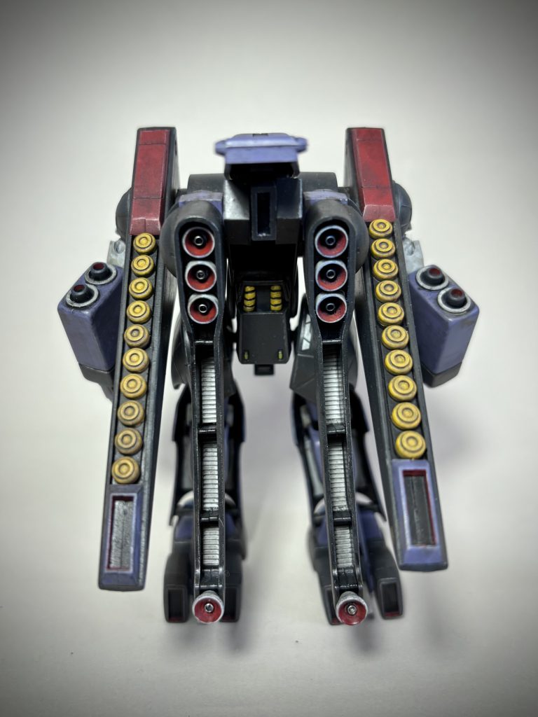 ミサイルは赤が多いので黄色に変更しています。スラスターもジャンクパーツでアレンジしています。