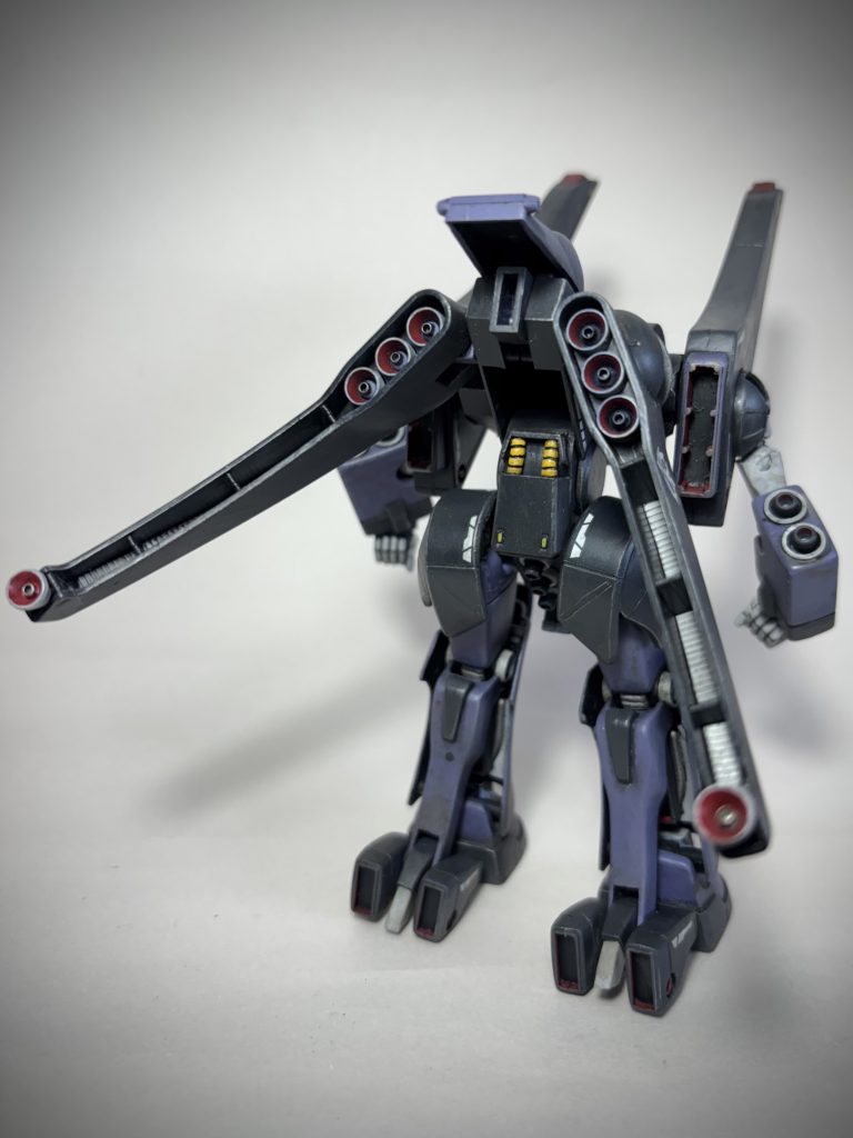 後ろも若干寂しいので、ジオン系機体として動力パイプを追加しています。