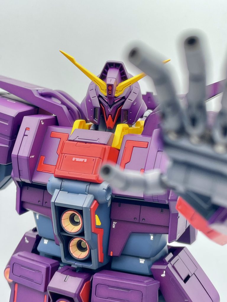   【カラーレシピ】パープル：サーフェイサーエヴォパープル(ガ)→焔小豆(ガ)+ニュートラルグレーIII(ガ)→GXクリアパープル(ク)ブルーグレー：エヴァダークブルー(ガ)+サーフェイサーエヴォブラック(ガ)→エヴァダークブルー(ガ)レッド：焔小豆(ガ)+色ノ源ブルー(ク)+ブラック(ク)→ナスカピンクサフ(ガ)→GXクリアルージュ(ク)+エヴァレッド(ガ)少量 イエロー：オレンジ(ク)→サーフェイサーエヴォレモンイエロー(ガ)→コンクイエロークリヤ(ボ) グレー：アルティメットブラック(ガ)→エヴァダークグレー(ガ)+コールドホワイト(ガ)+アルティメットブラック(ガ)少量 メガ粒子砲発射口/バーニア:下地にサーフェイサーエヴォレモンイエロー(ガ)→中心にサーフェイサーエヴォレモンイエロー(ガ)+GXクールホワイト(ク)+蛍光イエロー(ク)→縁にローズブライトレッド(ガ)※(ガ)=ガイア　(ク)=クレオス　(ボ)=ボーンペイント 私の塗装技術でこの大面積にパープルのベタ塗りをするとオモチャ感が強く出てしまいそうだったので、ダークパープル立ち上げからライトパープルを乗せていき、エッジにのみ下地色を残し、最後にクリアパープルでオーバーコートしました。ぼちぼち重みが乗ってくれて良かったです(紫部分
