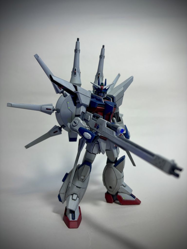 顔に奥行きを持たせたので、カメラアイが遠く、光る角度を探すのに一苦労しました。