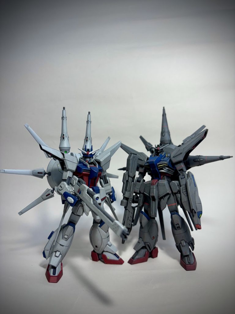 以前作成したプロヴィデンスガンダムと記念撮影。邪悪さではかないません。最後までご覧いただきありがとうございました。